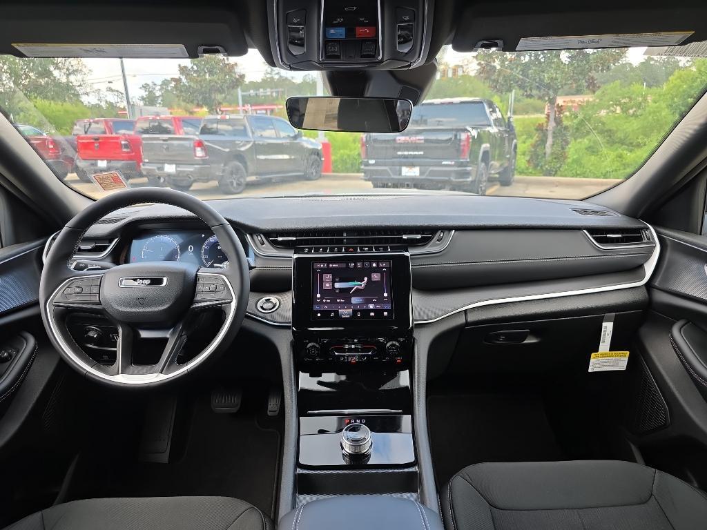 new 2025 Jeep Grand Cherokee car, priced at $38,170