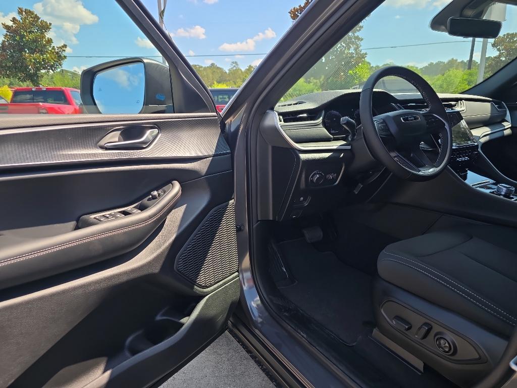 new 2025 Jeep Grand Cherokee car, priced at $39,165