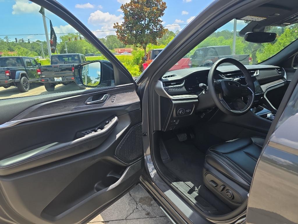 used 2024 Jeep Grand Cherokee car, priced at $32,995