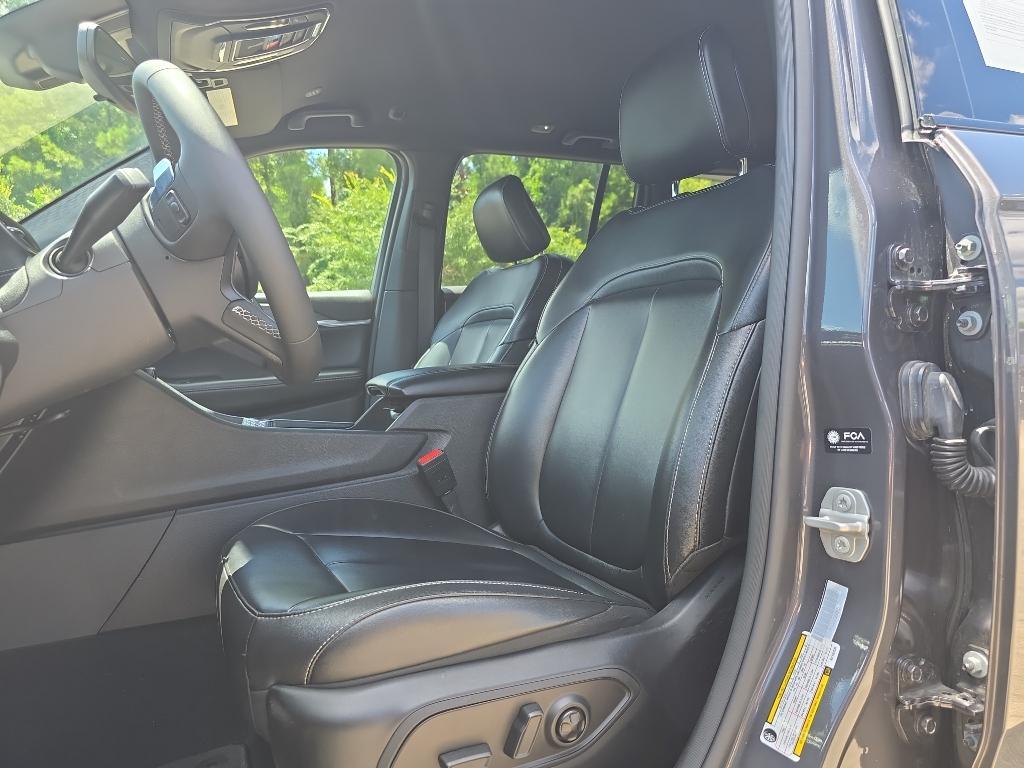 used 2024 Jeep Grand Cherokee car, priced at $32,995