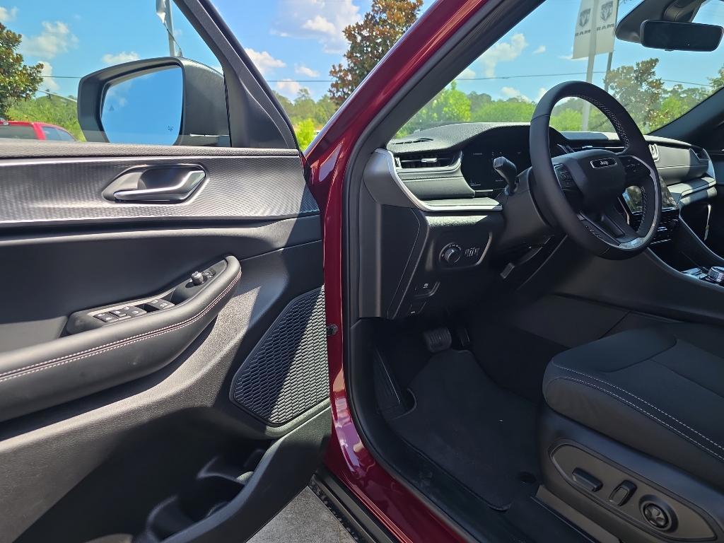 new 2025 Jeep Grand Cherokee car, priced at $39,165