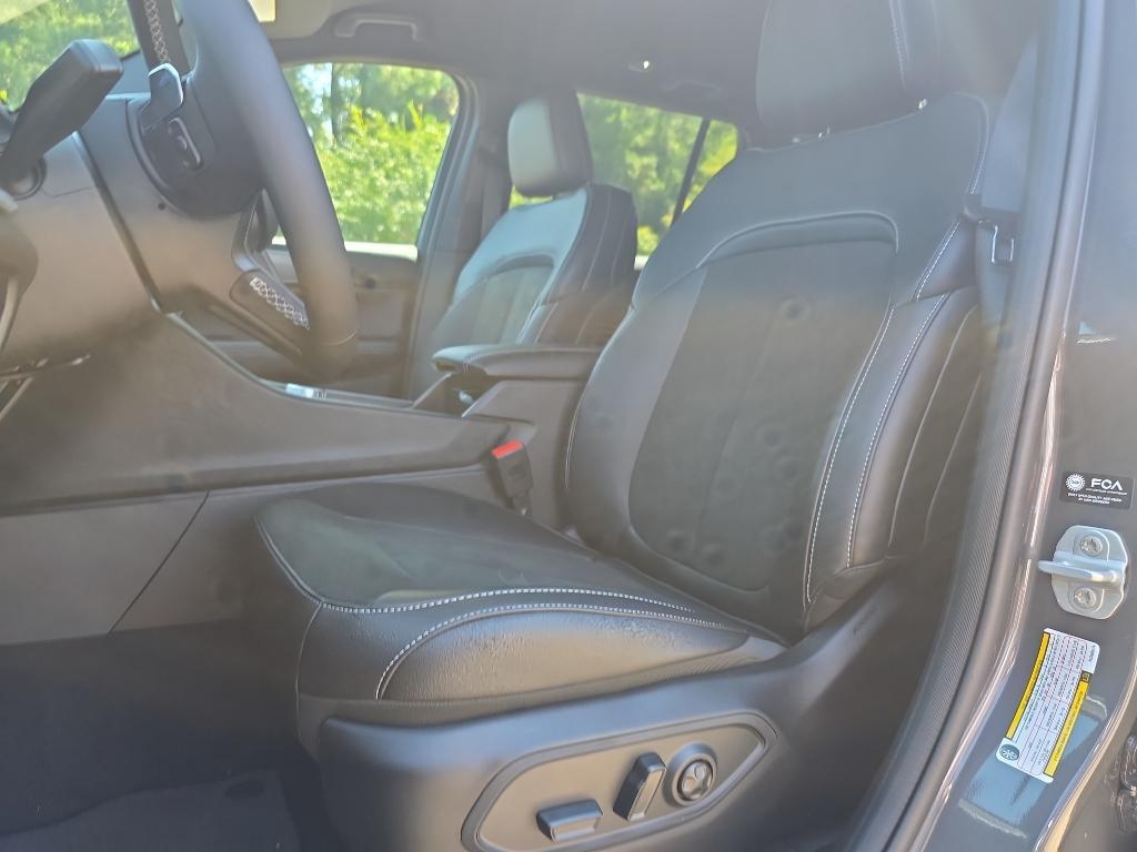 new 2025 Jeep Grand Cherokee car, priced at $41,730