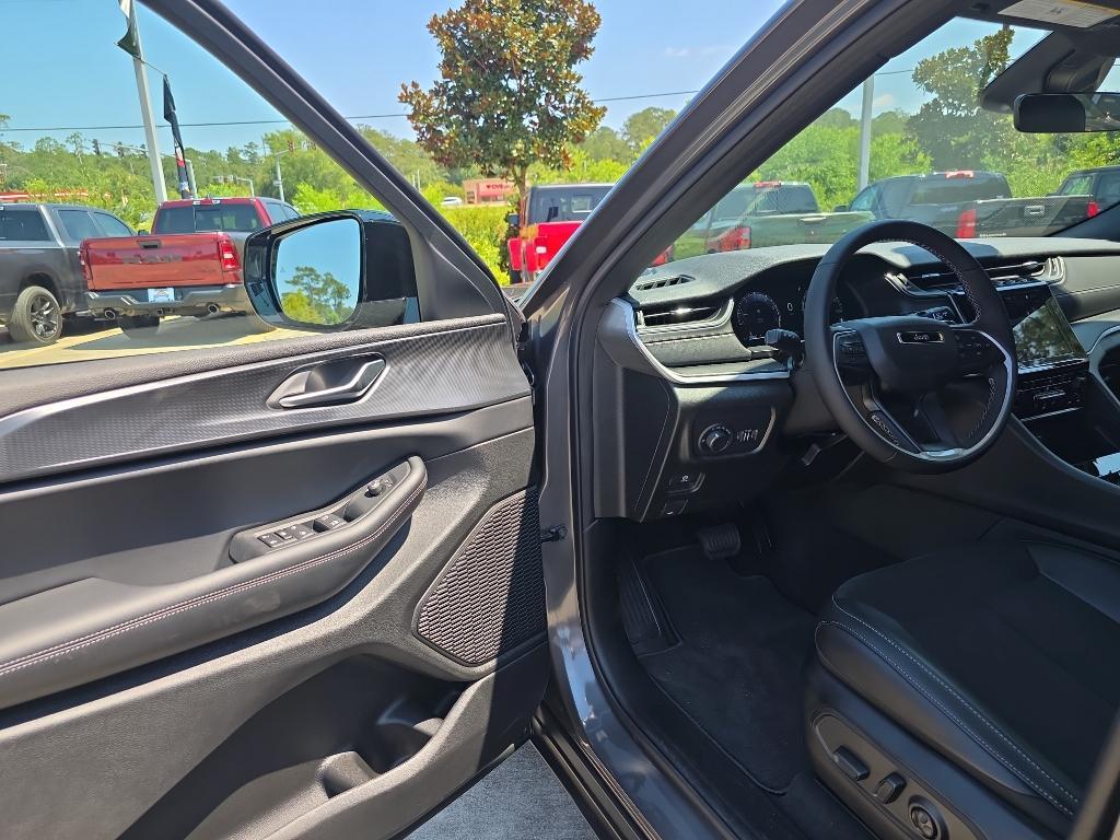 new 2025 Jeep Grand Cherokee car, priced at $41,730
