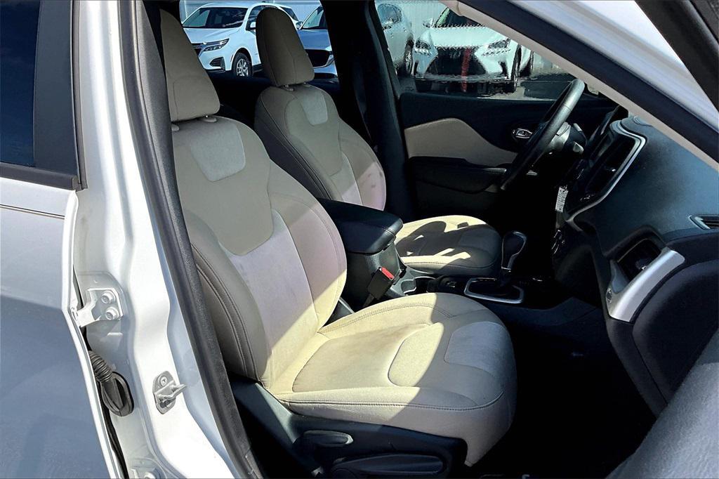 used 2016 Jeep Cherokee car, priced at $11,170