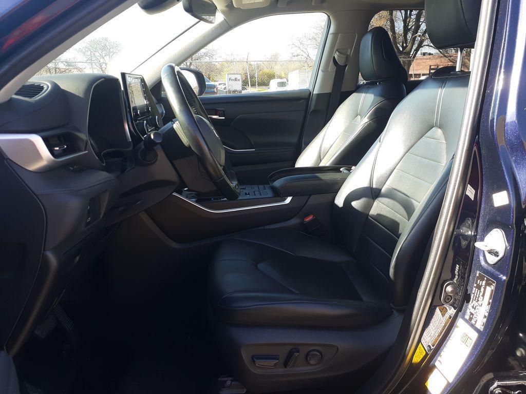 used 2022 Toyota Highlander car, priced at $32,444