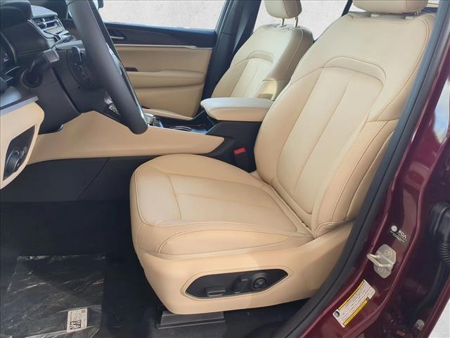 new 2025 Jeep Grand Cherokee car, priced at $47,574