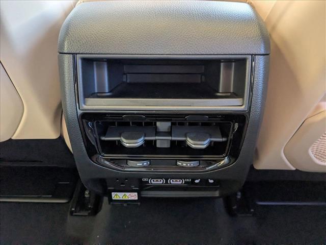 new 2025 Jeep Grand Cherokee car, priced at $47,574