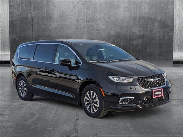 new 2025 Chrysler Pacifica Hybrid car, priced at $47,829