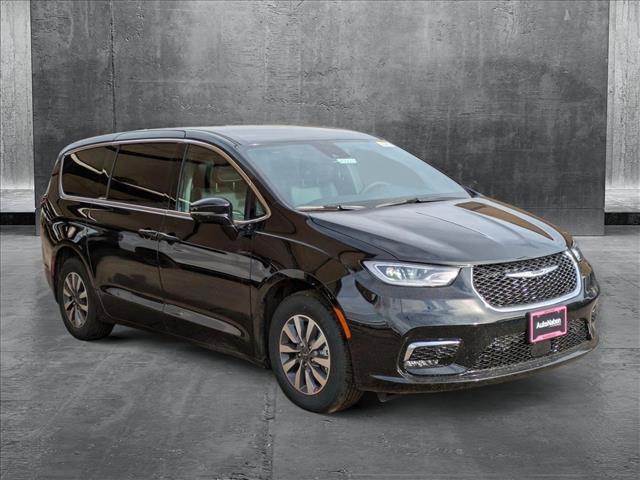 new 2025 Chrysler Pacifica Hybrid car, priced at $45,799