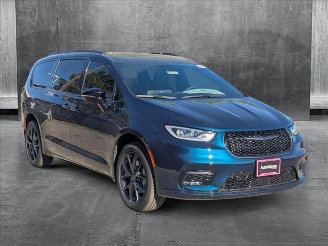 new 2025 Chrysler Pacifica car, priced at $52,197