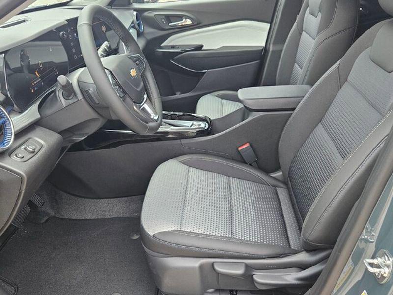 new 2025 Chevrolet Trax car, priced at $25,061