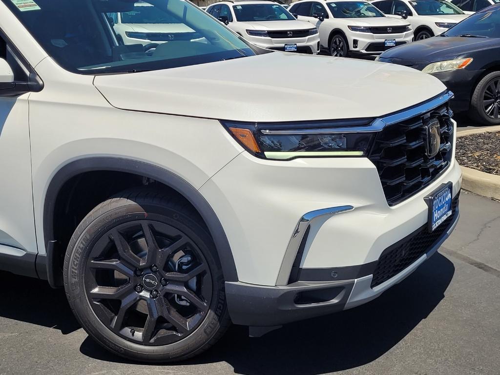 new 2025 Honda Pilot car, priced at $54,195
