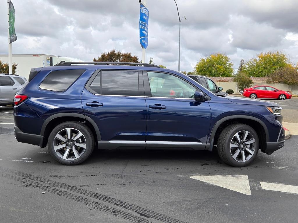 new 2025 Honda Pilot car, priced at $52,675