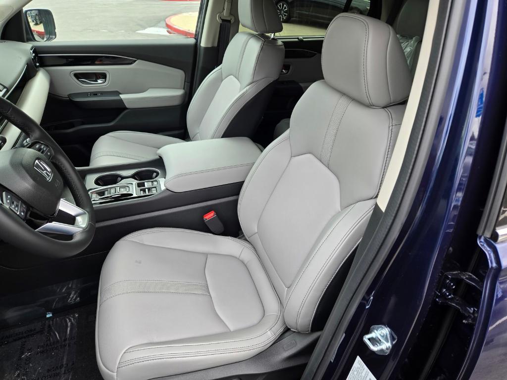 new 2025 Honda Pilot car, priced at $52,675