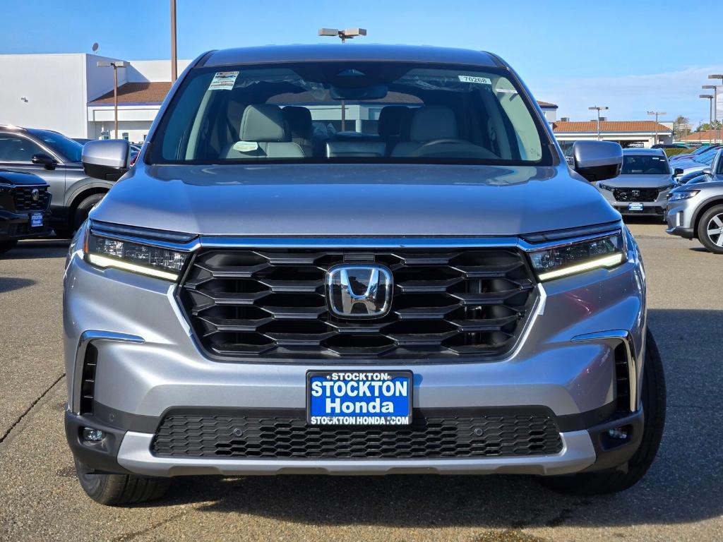 new 2025 Honda Pilot car, priced at $47,685