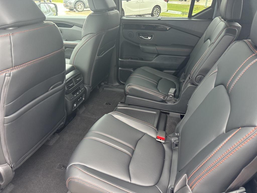 new 2025 Honda Pilot car, priced at $48,988