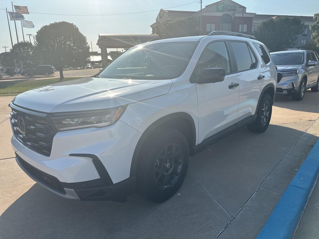 new 2025 Honda Pilot car, priced at $48,314