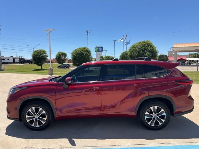 used 2022 Toyota Highlander car, priced at $40,999