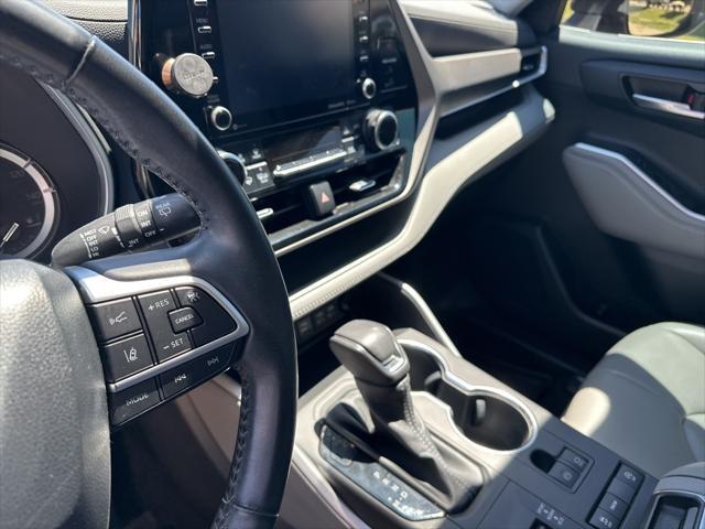 used 2022 Toyota Highlander car, priced at $40,999