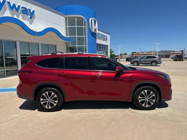 used 2022 Toyota Highlander car, priced at $40,999