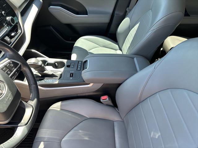 used 2022 Toyota Highlander car, priced at $40,999