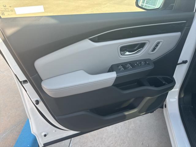 new 2025 Honda Pilot car, priced at $43,988