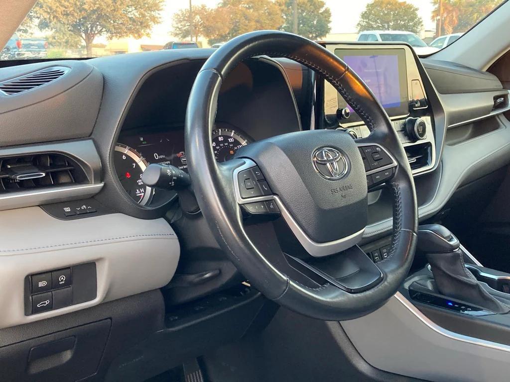 used 2023 Toyota Highlander car, priced at $29,991