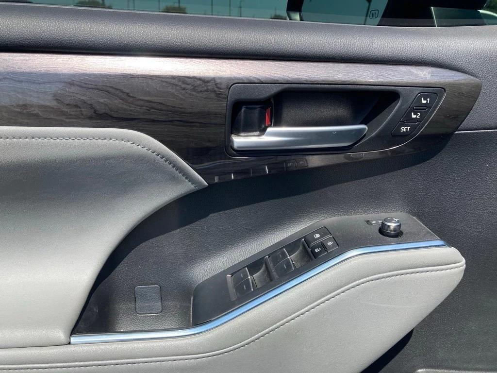 used 2023 Toyota Highlander car, priced at $35,281