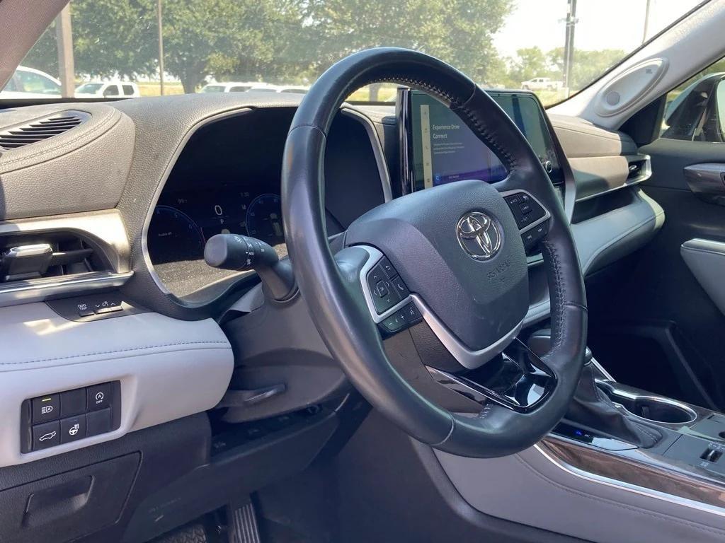 used 2023 Toyota Highlander car, priced at $35,281