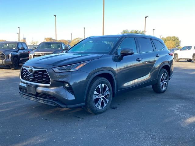 used 2021 Toyota Highlander car, priced at $30,471