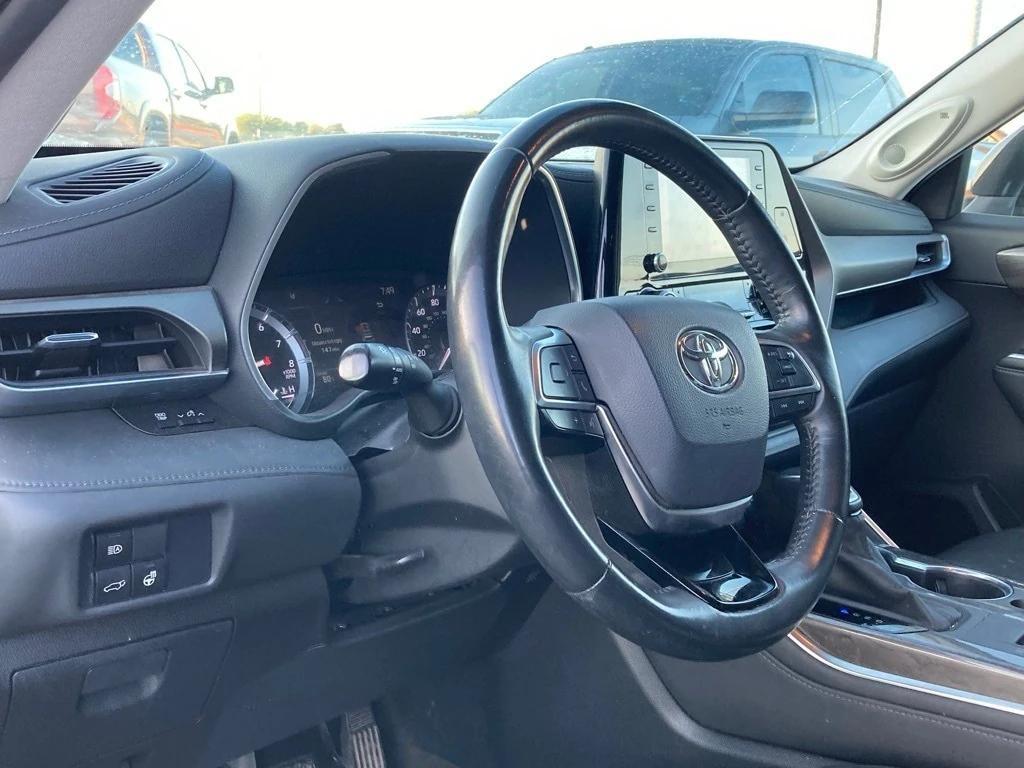 used 2020 Toyota Highlander car, priced at $26,291