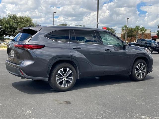 used 2022 Toyota Highlander car, priced at $30,981