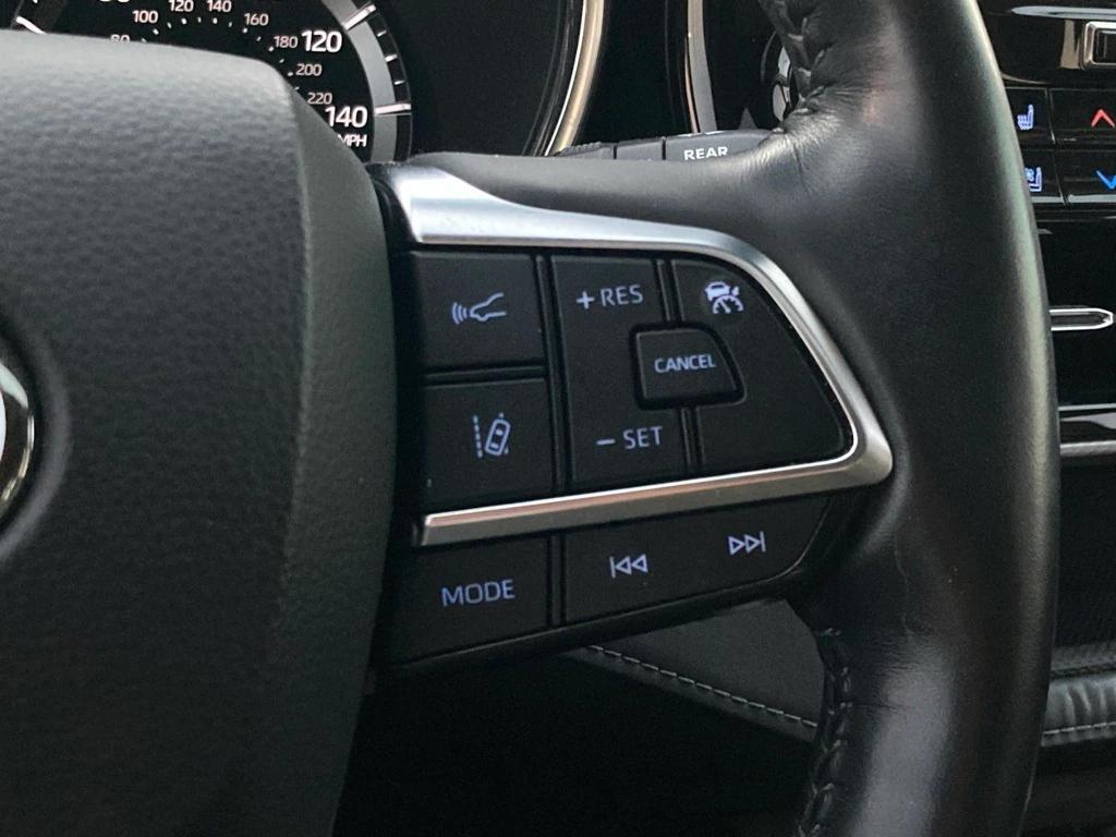 used 2021 Toyota Highlander car, priced at $33,391