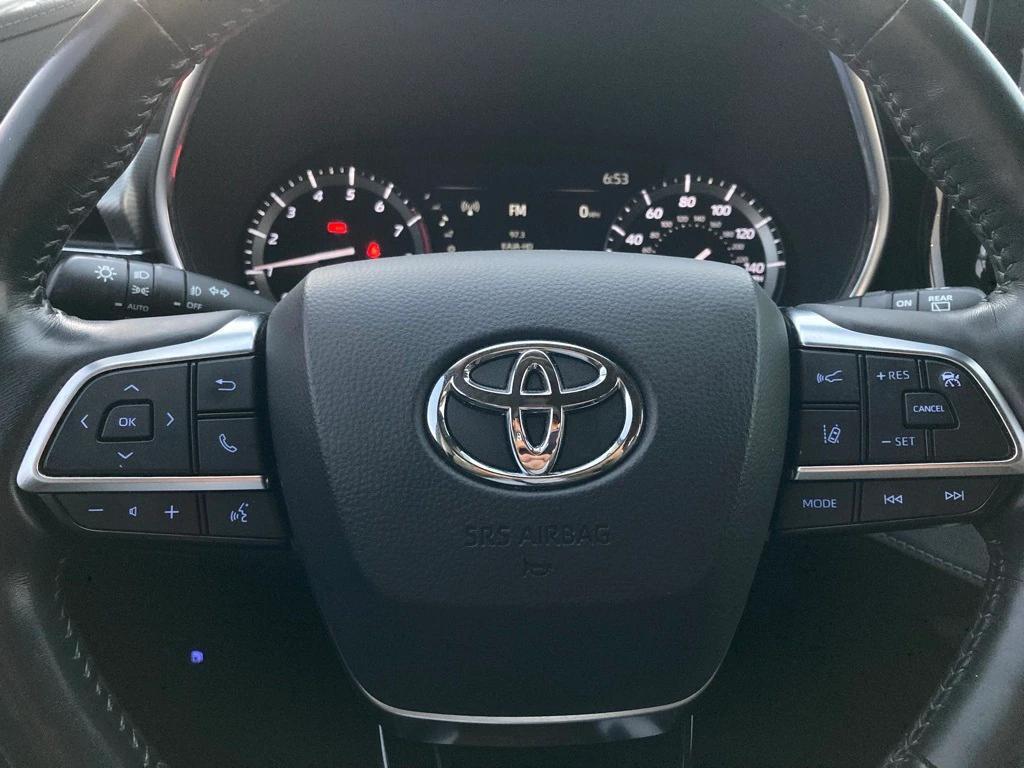 used 2021 Toyota Highlander car, priced at $33,391