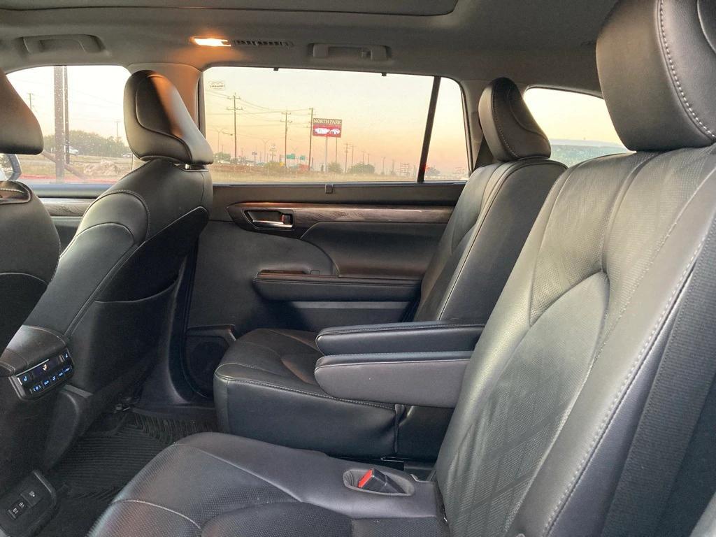 used 2021 Toyota Highlander car, priced at $33,391