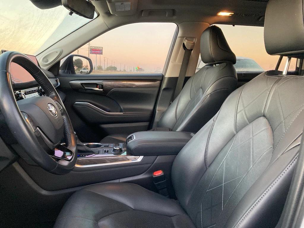 used 2021 Toyota Highlander car, priced at $33,391