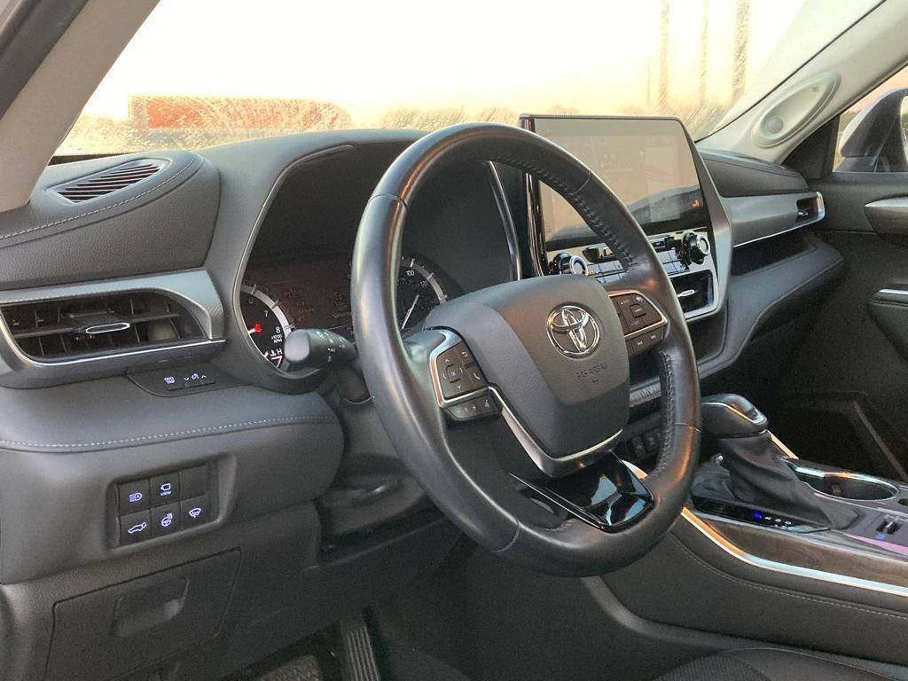 used 2021 Toyota Highlander car, priced at $33,391
