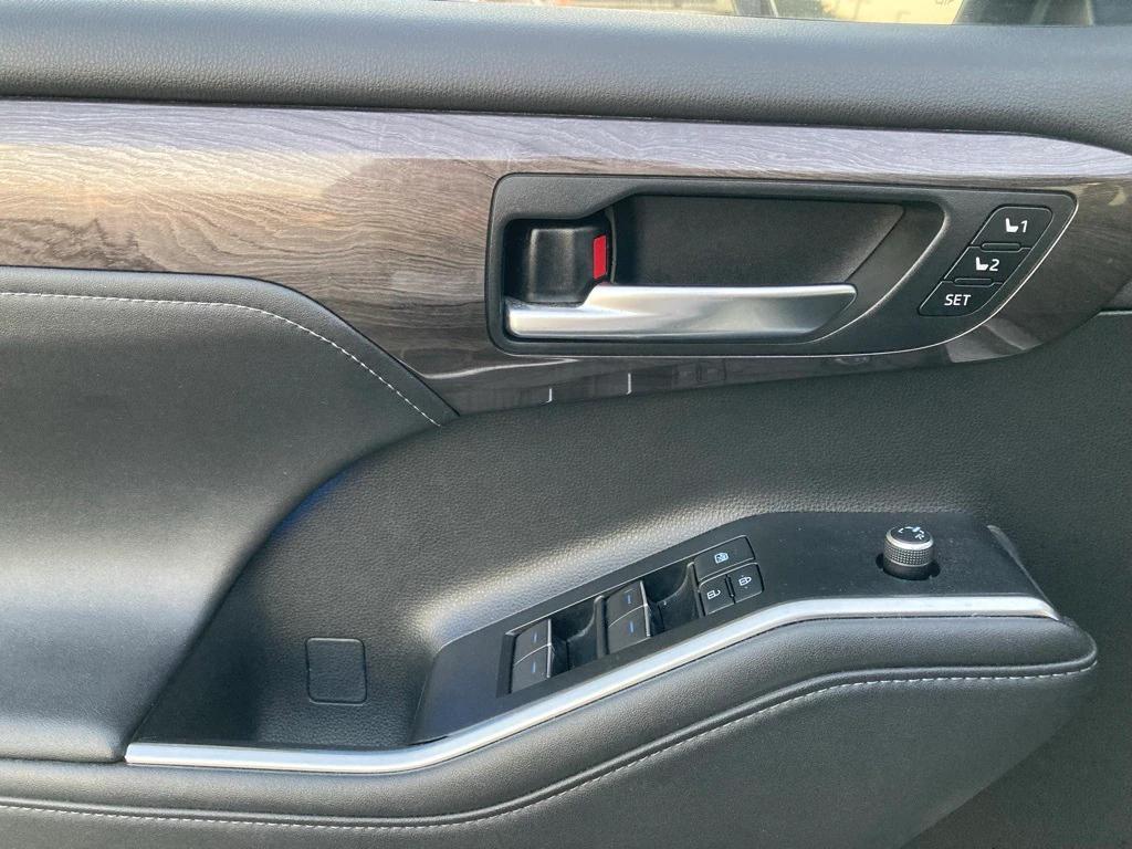 used 2021 Toyota Highlander car, priced at $33,391