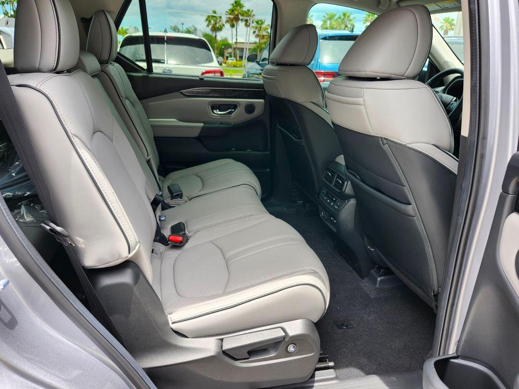 new 2025 Honda Pilot car, priced at $54,575