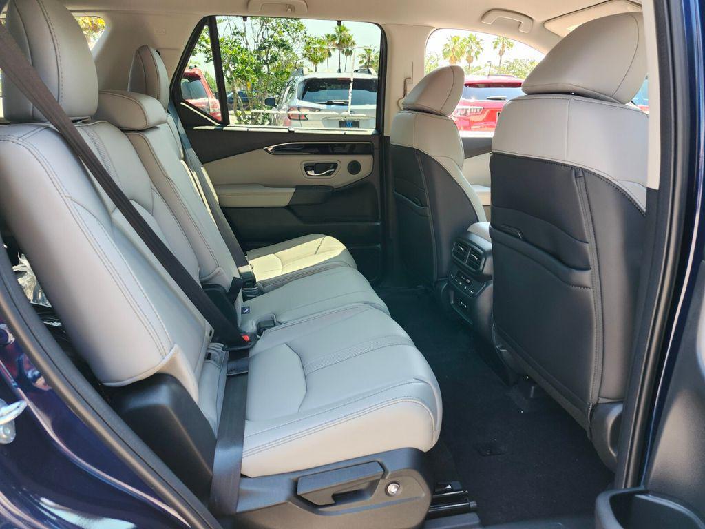 new 2025 Honda Pilot car, priced at $45,725