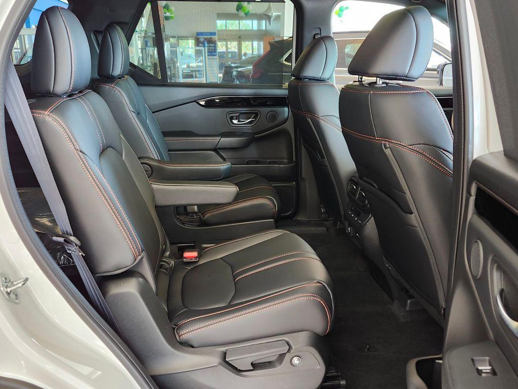 new 2025 Honda Pilot car, priced at $51,350
