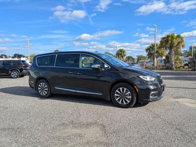 used 2022 Chrysler Pacifica Hybrid car, priced at $26,417