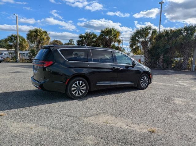 used 2022 Chrysler Pacifica Hybrid car, priced at $26,417