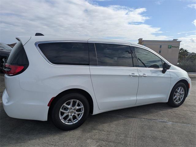 new 2025 Chrysler Pacifica car, priced at $41,276