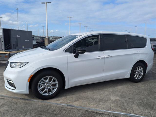 new 2025 Chrysler Pacifica car, priced at $41,276