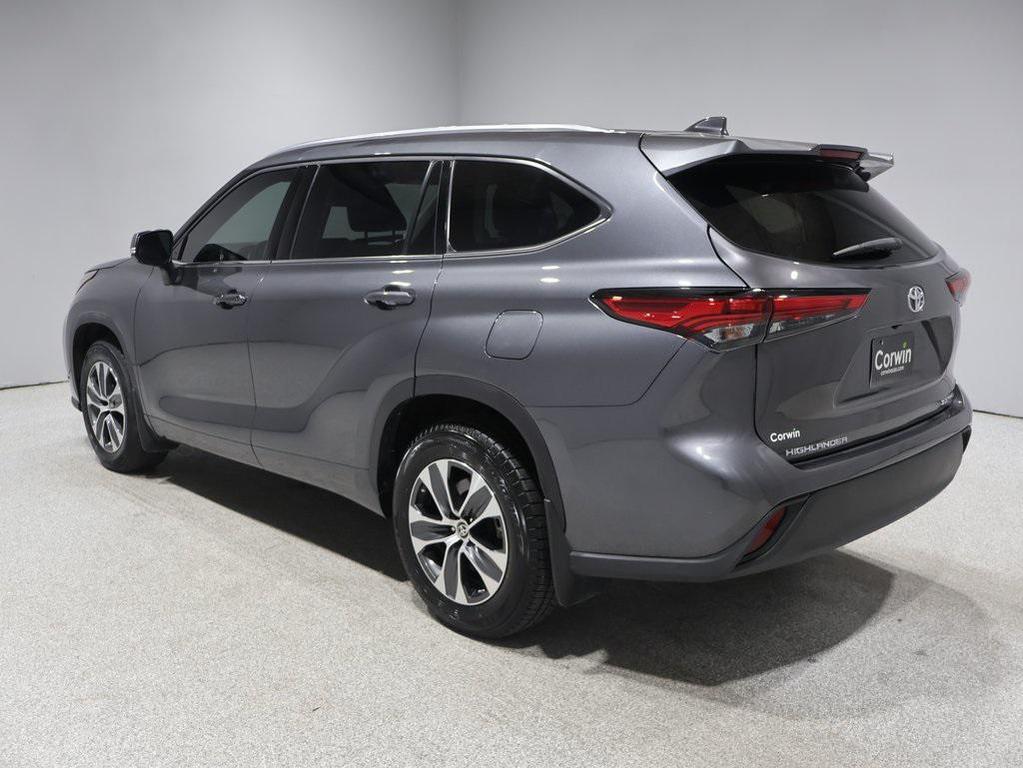 used 2021 Toyota Highlander car, priced at $33,200