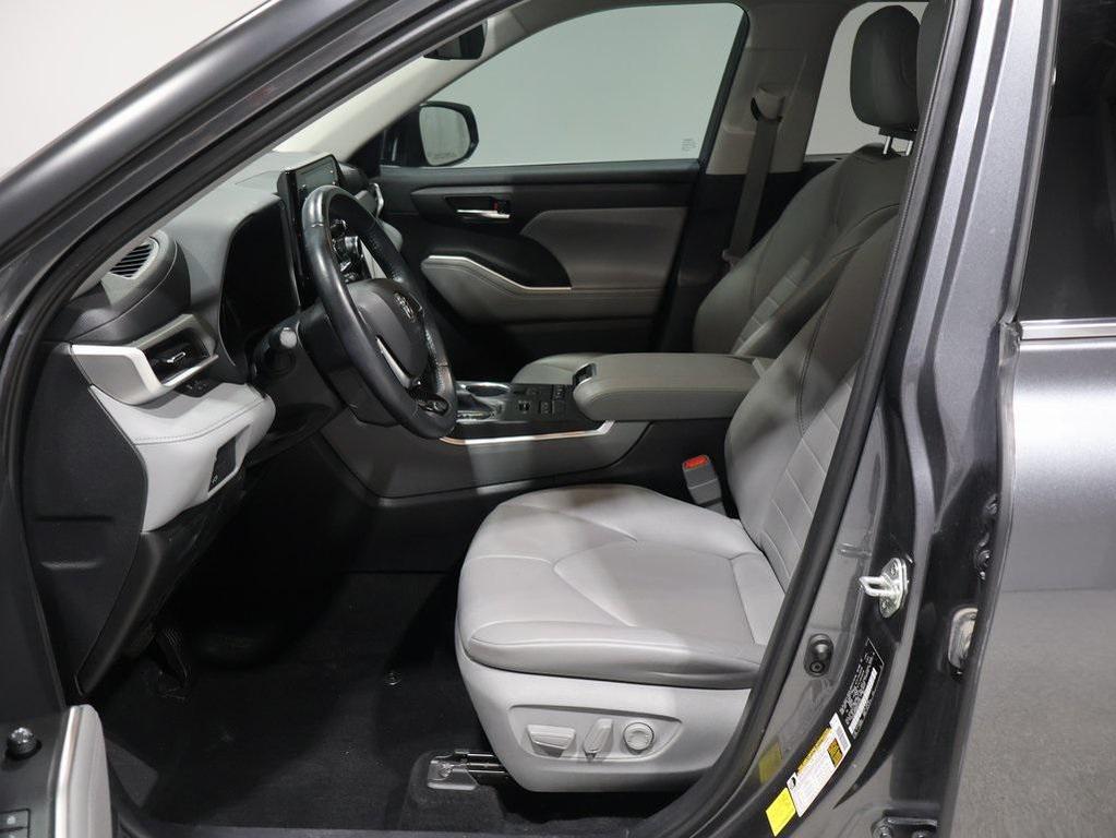 used 2021 Toyota Highlander car, priced at $33,200