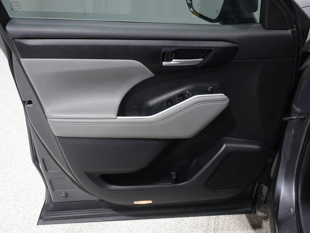 used 2021 Toyota Highlander car, priced at $33,200