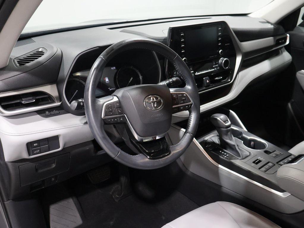 used 2021 Toyota Highlander car, priced at $33,200