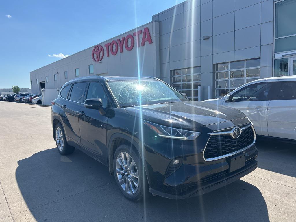 used 2021 Toyota Highlander car, priced at $38,849